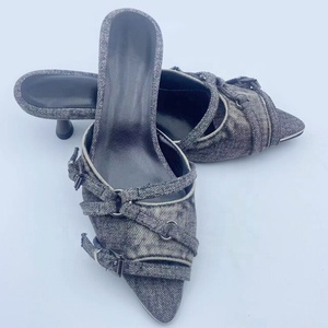 Sandalias de tacón bajo de mezclilla para mujer, con punta abierta, tiras cruzadas, para oficina, tipo mules con punta en pico - Product Image 5