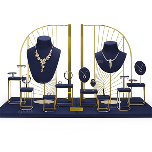 Ensemble de présentoirs à bijoux en métal de haute qualité, présentoirs à bijoux en velours de luxe fabriqués en usine, présentoirs à bijoux personnalisés pour vitrine de magasin - Product Image 5