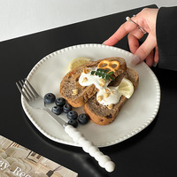 Assiettes en céramique de forme irrégulière en porcelaine blanche avec relief en relief et bordure perlée Assiette à pain Assiette à steak