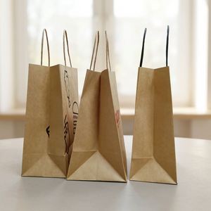 ถุงกระดาษคราฟท์สีน้ำตาลสำหรับใส่ของกลับบ้าน พิมพ์โลโก้ของคุณเองได้ - Product Image 3