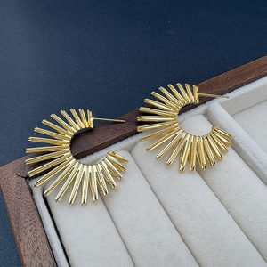 Boucles d'oreilles créoles surdimensionnées dorées à texture de ressort, style rétro unique, bijoux d'oreille tendance pour femme - Product Image 1