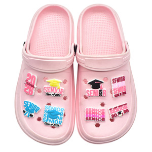 Charmes para Zapatos Coloridos de la Clase de 2026 con Diseños de Birrete de Graduación, Pines de PVC con Frases del Año de Graduación para Regalos de Graduación Escolar - Product Image 2