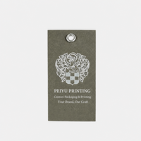 Étiquettes de vêtements en carton avec œillets métalliques foncés, impression graphique personnalisée pour les étiquettes de mode, présentation de marque distinctive