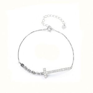 Bracelet en argent sterling S925 avec croix et moissanite - Product Image 1