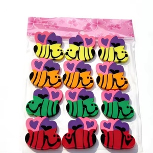 Venta al por mayor de fábrica: Nuevo diseño de papelería escolar, múltiples gomas de borrar divertidas con forma de abeja, colores de moda, gomas de borrar seguras para uso infantil. - Product Image 1
