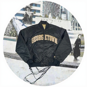 Chaqueta Varsity Georgetown para Hombre, Negra, con Letras Bordadas, Estilo Preppy, Corte Regular, Cuello Acanalado, Relleno de Poliéster - Product Image 3