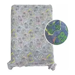 Couverture double Shine Light qui brille dans le noir, motif de manette de jeu, literie en peluche rectangulaire, toutes saisons - Product Image 1