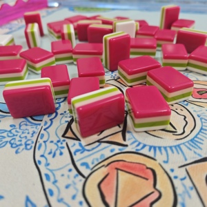 Jeu de Mahjong en Acrylique Rouge Rose Version Américaine avec Sac de Rangement et Pions - Product Image 1
