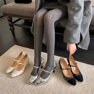 Chaussures classiques à talon de cheville en forme de coupe à vin avec boucle en cuir de vache et design à bouche peu profonde - Product Image 4