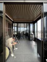 Pergola en aluminium avec toit rétractable et système de puits de lumière pour des espaces de vie extérieurs élégants