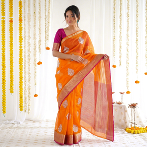 Sari de Seda Naranja AARA Fashion con Bordado Dorado Zari y Borde Rosa, Largo hasta el Suelo, Protección Solar para Mujeres, Traje Tradicional de Boda de la India - Product Image 1