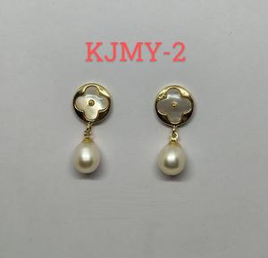 Pendientes Colgantes de Perlas de Agua Dulce y Latón con Diseño Personalizado de la Mejor Calidad, Accesorios para Fiestas, Festivales y Eventos Nocturnos, Disponibles para la Venta - Product Image 1