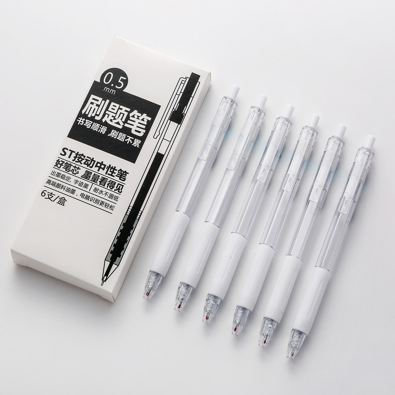 6 morceaux de poteaux blancs dans une boîte