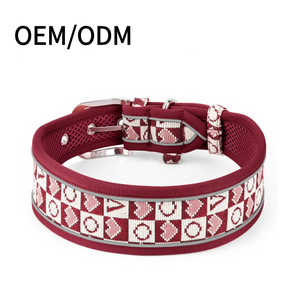 طوق كلاب قابل للتعديل للعطلات، مصنوع من النايلون المتين مع إبزيم سريع التحرير، نمط قلوب لعيد الحب باللونين الأحمر والأسود - Product Image 1