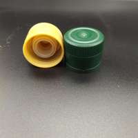 Capuchon à vis en plastique inviolable doré avec bec verseur interne 31,5 mm x 24 mm