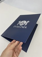 Carpeta de Documentos Personalizada para Oficina, Color Azul Marino, con Logotipo Plateado Estampado en Caliente