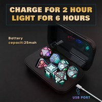 Set Dadu DND Resin Bercahaya 7 Buah Ramah Lingkungan LED Isi Ulang dengan Kotak Pengisian Daya, Lampu Multi-Warna untuk Permainan RPG