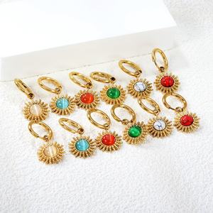 Pendientes de Aro de Acero Inoxidable Antideslustre con Baño de Oro PVD de 18k, Diseño de Girasol, Impermeables, con Ópalo y Turquesa Coloridos - Product Image 4