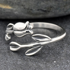 Anello Aperto Minimalista a Forma di Tulipano per Donne, Regolabile, Accessorio Floreale per Outfit Quotidiani - Product Image 3