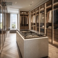 Système de dressing sur mesure de luxe avec cadre en aluminium, porte vitrée et éclairage LED, îlot de rangement avec tiroirs pour chambre principale de villa