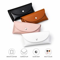 Pochette pour lunettes de soleil avec rabat incurvé, bouton pression argenté, en similicuir lisse, bord cousu brillant, logo personnalisé pour lunettes