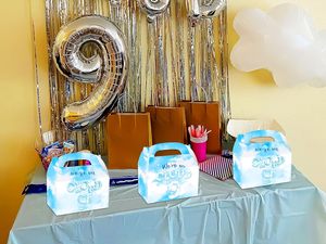 Confezione da 12 Scatole di Carta Bianche 'We're on Cloud 9' con Manici per Regali <span class=keywords><strong>e</strong></span> Caramelle, Ideali per Feste di Compleanno, Baby Shower <span class=keywords><strong>e</strong></span> Matrimoni - Product Image 5