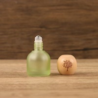 En stock et bien vendu Bouteille en verre d'huile essentielle Rollerball 10 ml, récipient de bouteille d'huile essentielle givré coloré.