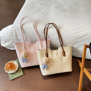 <span class=keywords><strong>Sac</strong></span> fourre-tout en cuir <span class=keywords><strong>souple</strong></span> avec pendentif ours mignon, <span class=keywords><strong>sac</strong></span> de shopping pour femmes pour le travail quotidien et les voyages - Product Image 2