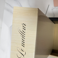 Grande boîte cadeau en carton ondulé robuste avec poignée en ruban, couvercle transparent et base en carton ondulé
