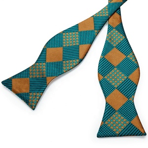 Papillon da Uomo in Seta con Motivo a Quadri Ciano e Oro, Design Personalizzato OEM ODM, Vendita all'Ingrosso con Ricamo Jacquard - Product Image 4