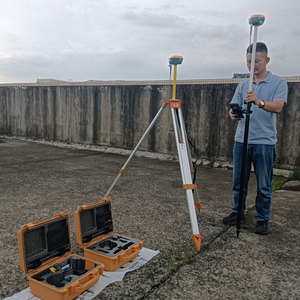 เครื่องมือระบุตำแหน่งทางภูมิศาสตร์ GPS RTK แบบ OEM ประสิทธิภาพสูง ปรับแต่งได้ ราคาประหยัด มาตรฐาน IP68 แบตเตอรี่ 6800mAh น้ำหนัก 3.7 กก. - Product Image 1