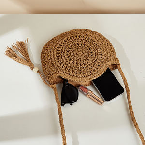 Sacs de plage décontractés ronds en paille pour femmes, couleur contrastée, sacs à bandoulière en corde de papier avec pompons, vente en gros - Product Image 6