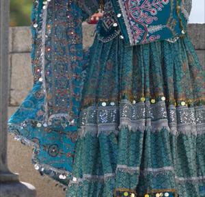 Robe afghane Kuchi longue bleue et blanche, faite à la main, avec broderies multicolores et travail de miroirs. - Product Image 2