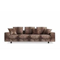 Canapé de luxe minimaliste avec tissu imprimé léopard moelleux et assise extra-large pour un salon élégant