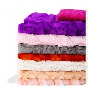 Usine personnalisé de haute qualité à poils bas tissu en <span class=keywords><strong>peluche</strong></span> 3D Plaid Jacquard fausse fourrure de lapin tissu en <span class=keywords><strong>peluche</strong></span> de couleur unie pour les vêtements - Product Image 1