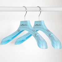 Maßgefertigter Hochwertiger Blauer Holzmaserung-Kunststoff + Metall Drehbarer Multifunktionaler Moderner Kleiderbügel für Bekleidungsgeschäfte und Boutiquen