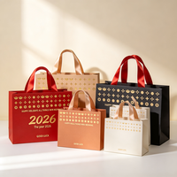 Emballage Cadeau du Nouvel An Imperméable avec Estampage à Chaud Festif 2026 Sac Rouge Livraison Flash 72H Vente en Gros
