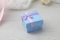 Boîte d'emballage pour bijoux en stock, boîte carrée en carton ondulé, boîte à boucles d'oreilles et bagues multicolores avec nœud papillon