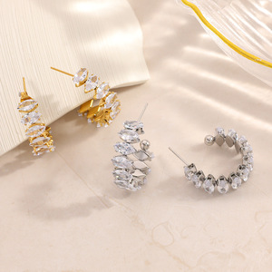 Boucles d'oreilles Huggie plaquées or 18 carats avec incrustation de zircon en forme de C pour les fêtes, bijoux de mode - Product Image 4