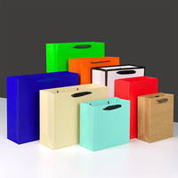 Sacs cadeaux en carton écologiques de luxe, imperméables et réutilisables avec revêtement UV pour vêtements, chaussures, chaussettes et fourrures