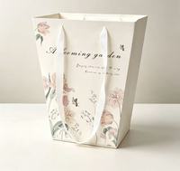 Sacs cadeaux trapézoïdaux floraux abricot 30*20*35cm, pochette d'emballage en papier 230gsm pour bouquets de fleurs fraîches.