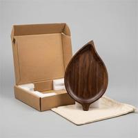 Plateau en pin brun personnalisable, durable et écologique avec un design en forme de feuille pour la décoration de la table de café à la maison et au restaurant