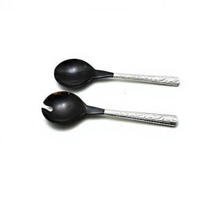 Juego de utensilios para ensalada ecológicos con mango de cuerno negro, diseño decorativo en tono plateado, aptos para lavavajillas. - Product Image 1
