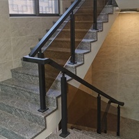 Rampe d'escalier moderne en acier inoxydable et PVC avec balustres, main courante en verre trempé pour appartement (design minimaliste)