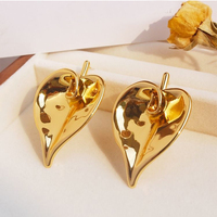 Boucles d'oreilles de luxe légères exagérées en laiton plaqué or 18 carats émail blanc Calla Lily Flower pour femmes bijoux personnalisés en usine
