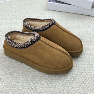 Botas de nieve exclusivas con logotipo personalizado de alta calidad, pantuflas cálidas de moda para mujer, botas de nieve para hombre, zapatos de invierno cálidos hasta el tobillo. - Product Image 1