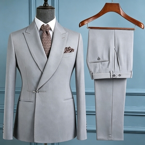 <span class=keywords><strong>Traje</strong></span> de <span class=keywords><strong>Hombre</strong></span> de 2 Piezas Gris Claro de Alta Calidad, Diseño Personalizado de Fábrica OEM ODM, Doble Botonadura con Botones Laterales Metálicos para Bodas, Fiestas y Cenas - Product Image 1
