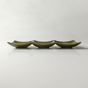 Vente en gros de nouvelle couleur japonaise en porcelaine résistante à la rupture à 3 <span class=keywords><strong>compartiments</strong></span> contenant des sauces <span class=keywords><strong>assiette</strong></span> en céramique verte à <span class=keywords><strong>trois</strong></span> treillis - Product Image 2
