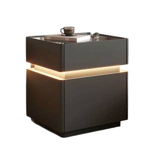 Mesita de Noche Inteligente Moderna Negra Wayon con Caja Fuerte Integrada, Carga Inalámbrica y Acabado en Cuero - Product Image 6