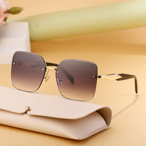 Lunettes de soleil pour hommes de style européen, monture large, verres en PC noirs, protection UV à 100 %, mode, protection solaire, utilisation en conduite - Product Image 2